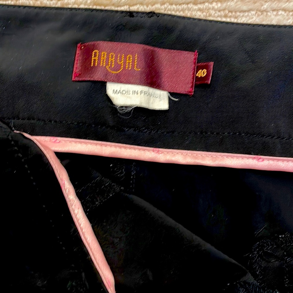 Black pants made from the most comfortable techno travel fabric! Snap at ankles.